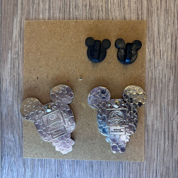 Mickey & Minnie Official Disney Pins - Picture 4 of 4